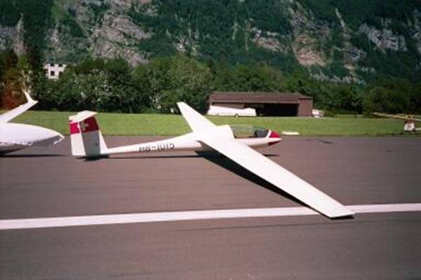 Std Cirrus wartet auf Start. Hinten Hangar SGGL